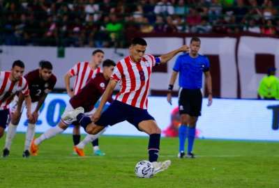 Diego G&oacute;mez anot&oacute; el primer gol de penal