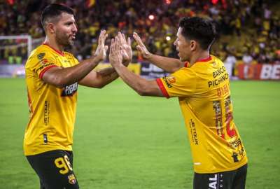 Sergio Ag&uuml;ero (izq.) junto a Mat&iacute;as Oyola en el estadio Monumental.