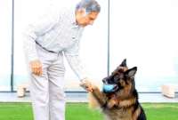 El multimillonario indio Ratan Tata junto a su perro Tito.