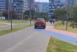 Conductores cruzaron por el interior del Parque La Carolina