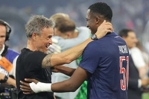 Willian Pacho es el primer ecuatoriano en alzar la &ldquo;orejona&rdquo; 