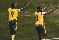 Serhou Guirassy (izq.) marcó los dos tantos del Borussia Dortmund en el duelo contra Monterrey.