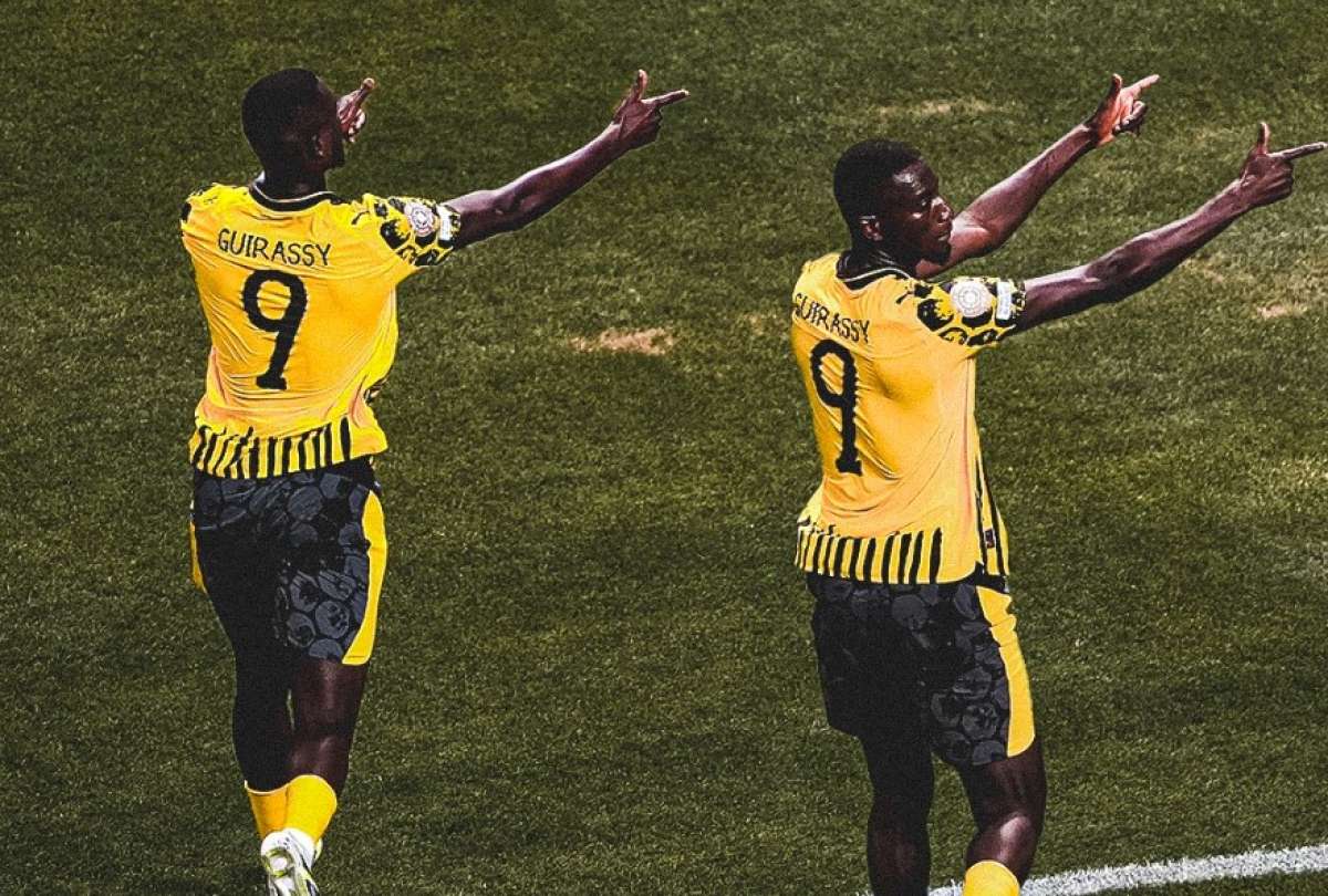 Serhou Guirassy (izq.) marcó los dos tantos del Borussia Dortmund en el duelo contra Monterrey.