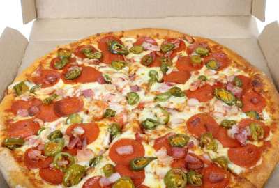 Repartidor es grabado mientras se come un pedazo de pizza y oculta su fechor&iacute;a
