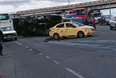El tr&aacute;iler accidentado impidi&oacute; la normal circulaci&oacute;n en la v&iacute;a que conecta Quito con Mej&iacute;a y Latacunga. 