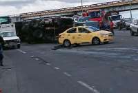 El tráiler accidentado impidió la normal circulación en la vía que conecta Quito con Mejía y Latacunga.