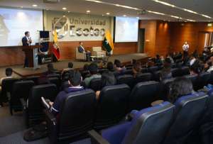 Ministro de Gobierno y estudiantes universitarios debatieron sobre la consulta ciudadana