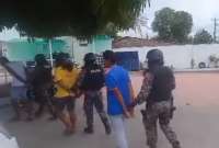 La Polic&iacute;a detuvo a tres presuntos integrantes de una banda delictiva, en Esmeraldas.