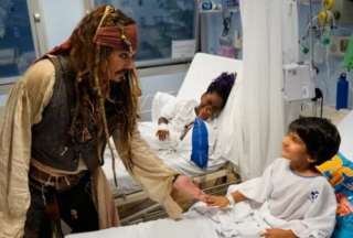 Como Jack Sparrow, as&iacute; visit&oacute; Johnny Depp a los ni&ntilde;os en un hospital