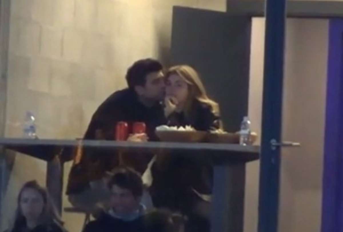 Captan a Piqu&eacute; y Clara Ch&iacute;a demostrando su amor en p&uacute;blico