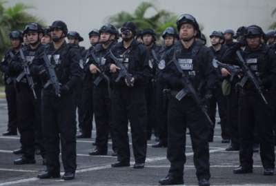Polic&iacute;as y militares peruanos refuerzan la seguridad en la frontera con Ecuador.