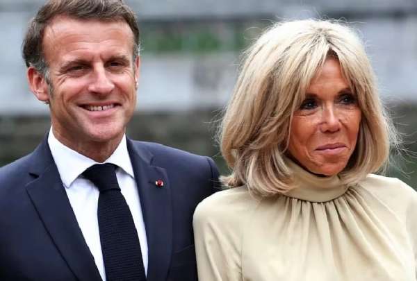 rigitte Macron ignora la mano de su esposo al llegar a Londres y desata rumores sobre su relaci&oacute;n.