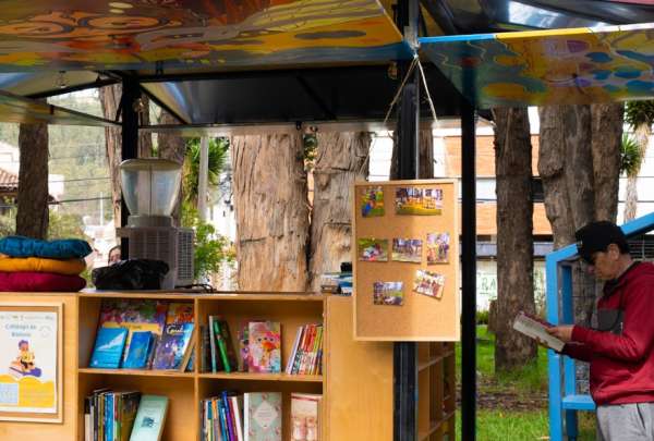 Este espacio de lectura se levanta a orillas del r&iacute;o Yanuncay. 