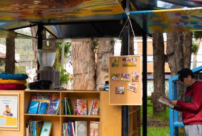Este espacio de lectura se levanta a orillas del r&iacute;o Yanuncay. 