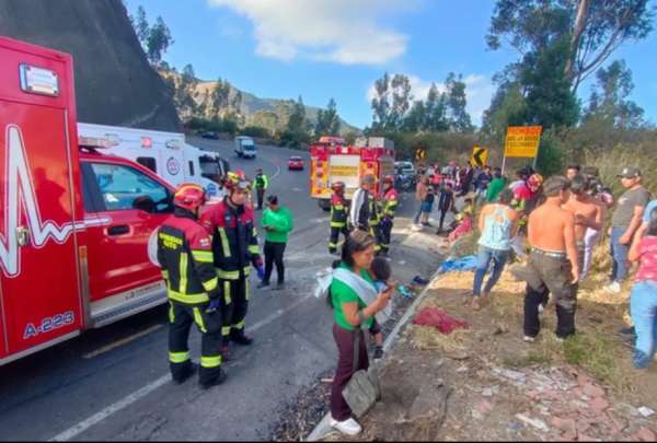 El Cuerpo de Bomberos confirm&oacute; el fallecimiento de ocho personas en un grave accidente en la v&iacute;a Pifo - Papallacta.