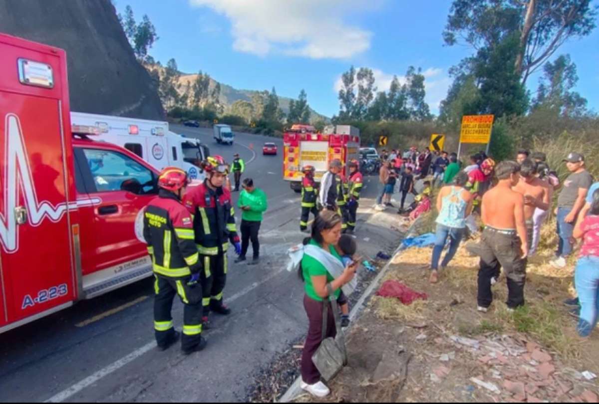 El Cuerpo de Bomberos confirmó el fallecimiento de ocho personas en un grave accidente en la vía Pifo - Papallacta.