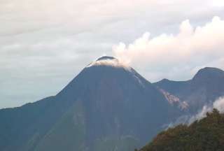 Volc&aacute;n Reventador registra un leve flujo piropl&aacute;stico