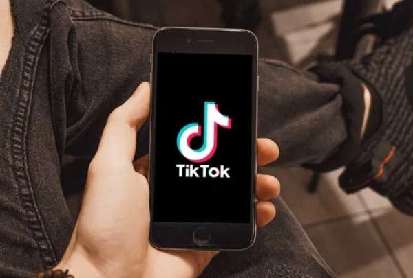 La red social TikTok ampl&iacute;a sus funciones de mensajer&iacute;a para competir con Instagram y WhatsApp, con medidas de seguridad para usuarios menores de edad.