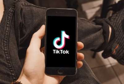 La red social TikTok ampl&iacute;a sus funciones de mensajer&iacute;a para competir con Instagram y WhatsApp, con medidas de seguridad para usuarios menores de edad.