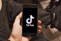 La red social TikTok amplía sus funciones de mensajería para competir con Instagram y WhatsApp, con medidas de seguridad para usuarios menores de edad.