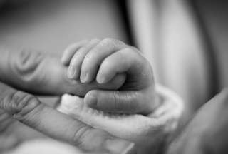 Una empresa paga UD 75.000 cada vez que tenga un hijo