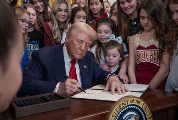 El presidente Donald Trump firm&oacute; una orden para vetar a transg&eacute;neros de competiciones deportivas femeninas.