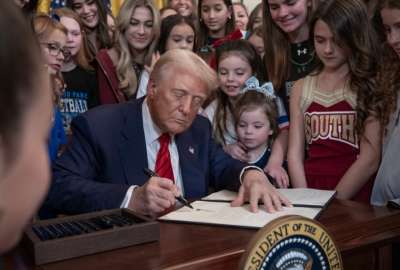 El presidente Donald Trump firm&oacute; una orden para vetar a transg&eacute;neros de competiciones deportivas femeninas.