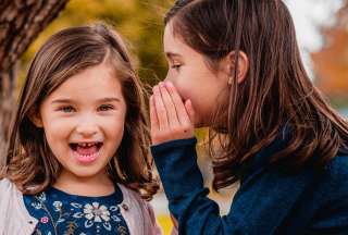 &lsquo;Chismear&rsquo; te mantiene feliz, seg&uacute;n estudio