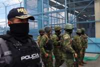 Militares y policías resguardan los centros carcelarios del país.