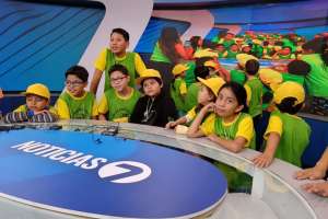 Ni&ntilde;os visitaron el set de Ecuador Tv. 