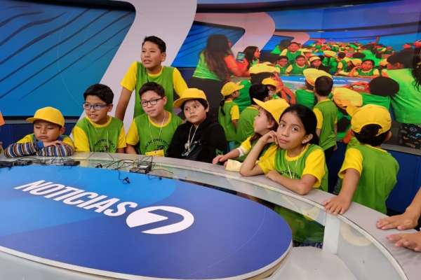 Ni&ntilde;os visitaron el set de Ecuador Tv. 