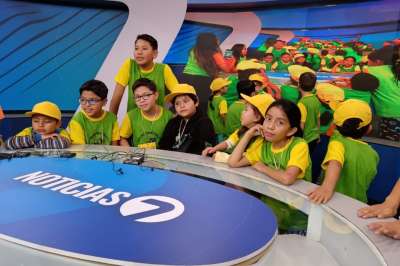 Ni&ntilde;os visitaron el set de Ecuador Tv. 