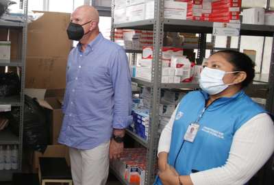 Alfredo Borrero (izq.) comprob&oacute; los abastecimientos de medicinas en los centros de salud de Manab&iacute;.