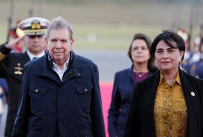 El presidente Edmundo González junto a la canciller Gabriela Sommerfeld, en su llegada a la capital ecuatoriana.