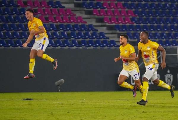 Jose Arismendi (d) de Delf&iacute;n celebra con sus compa&ntilde;eros luego de anotar un gol este jueves durante un partido por la fase de grupos de la Copa Libertadores disputado entre el Colo Colo chileno en el estadio Monumental de Santiago.