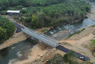 Colocaci&oacute;n del puente Bailey sobre el r&iacute;o Calope, conectando Pangua y La Man&aacute; en Cotopaxi