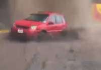 Un veh&iacute;culo todoterreno qued&oacute; atrapado por el torrencial en las afueras de Ambato.