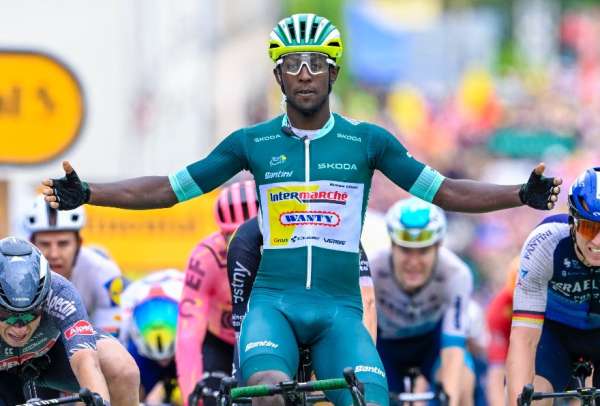 En la etapa 8 del Tour de Francia 2024, Biniam Girmay de Intermarch&eacute;-Wanty se llev&oacute; la victoria tras un sprint impresionante. 