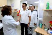 El presidente Daniel Noboa, en un recorrido por el Hospital Mariana de Jesús, el 22 de marzo de 2024.