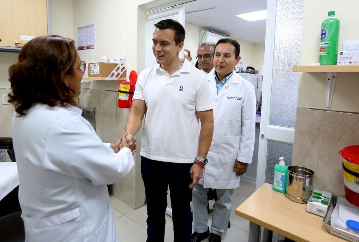 El presidente Daniel Noboa, en un recorrido por el Hospital Mariana de Jesús, el 22 de marzo de 2024. 