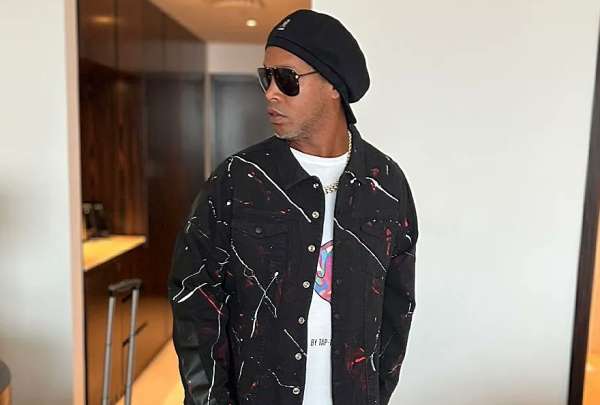 Ronaldinho sali&oacute; en defensa de Lionel Messi