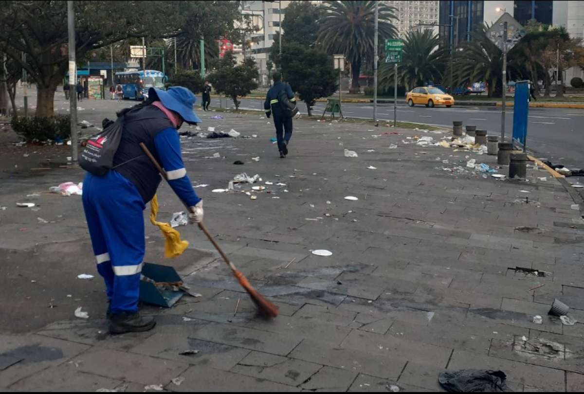 Personal de limpieza recogiendo la baseura.