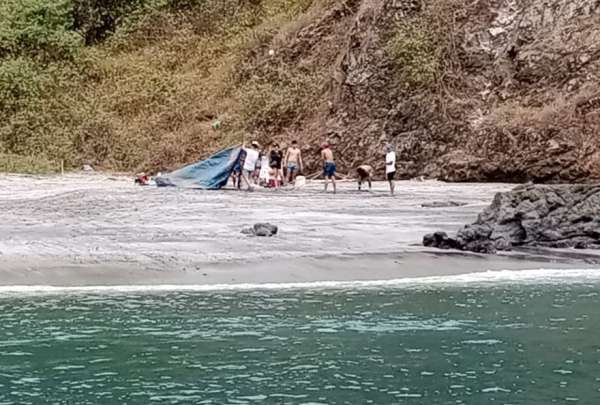Un grupo de turistas inger&iacute;a alcohol y escuchaba m&uacute;sica a alto volumen en el &aacute;rea protegida del parque Machalilla.