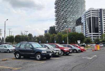 A los estacionamientos en todo Quito se suman las m&aacute;s de 2.700 plazas de la Zona Azul.