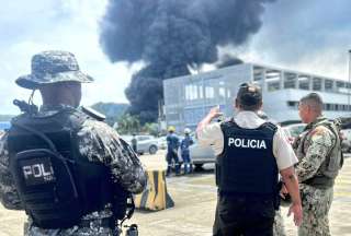 Emergencia tras el incendio de un tanque de combustible en la Refiner&iacute;a de Esmeraldas