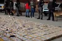 Las autoridades decomisaron 573 paquetes de cocaína escondidos en contenedores.