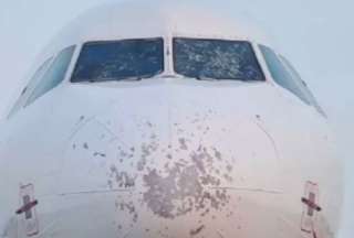 Pasajeros vivieron momentos de p&aacute;nico tras desprender el parabrisas del avi&oacute;n