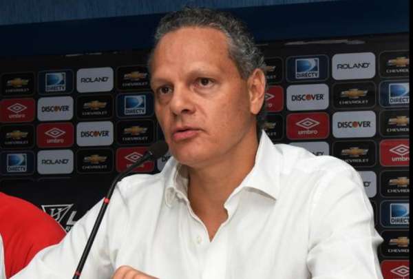 Esteban Paz se dirige a la hinchada de Liga, tras la clasificaci&oacute;n a Copa Sudamericana
