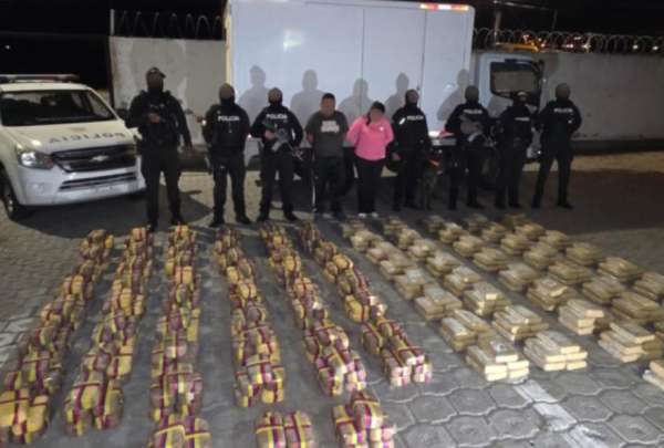 La Polic&iacute;a Nacional presume que el cargamento de marihuana tendr&iacute;a como destino el mercado local. Dos personas fueron detenidas para las investigaciones.