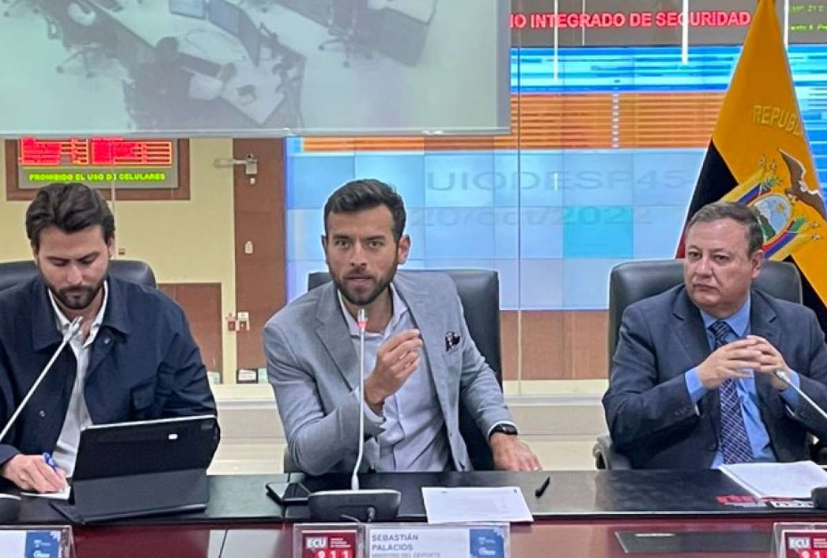 Sebasti&aacute;n Palacios (centro), ministro del Deporte, junto a Niels Olsen,ministro de Turismo, y Juan Zapata, ministro del Interior.